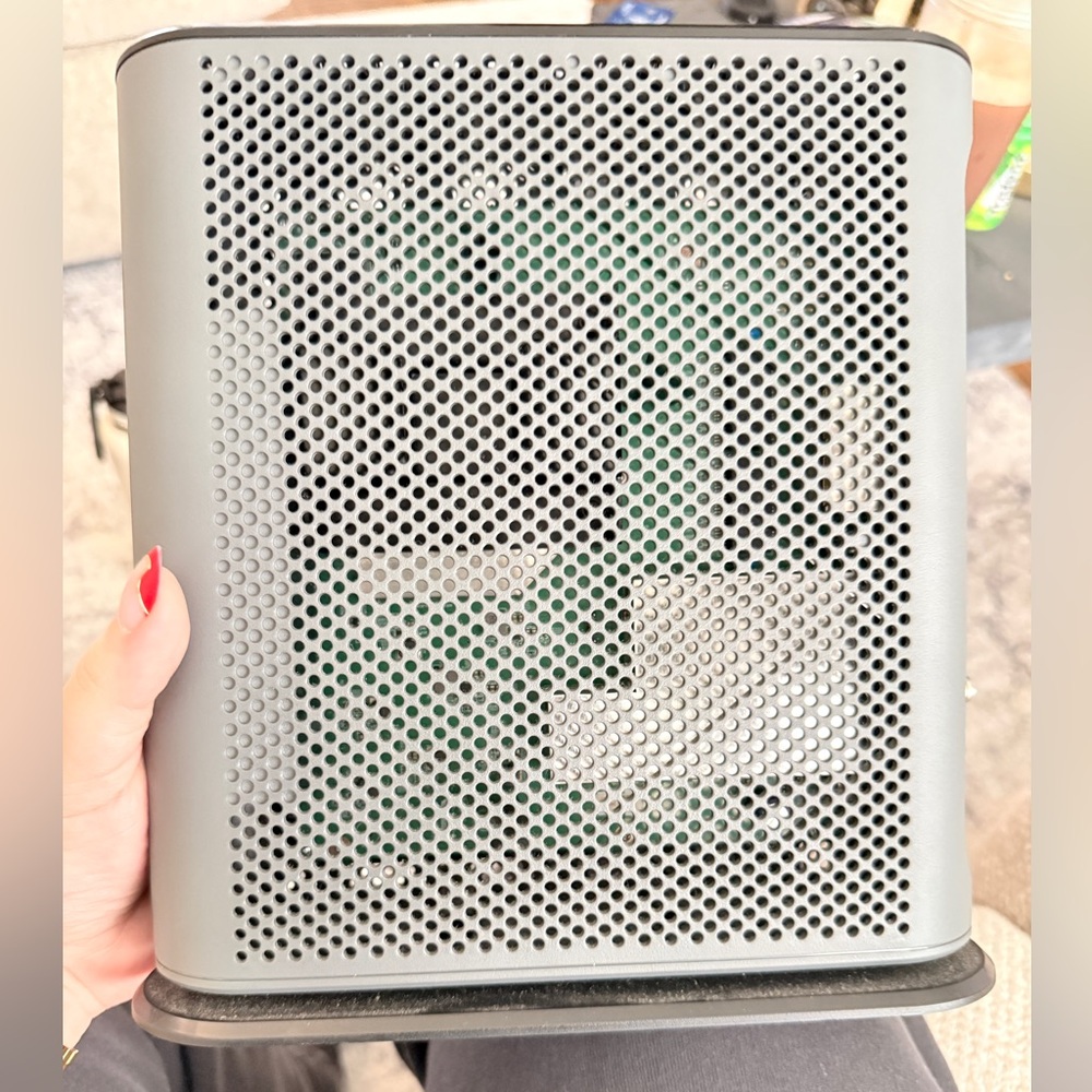 Motorola MG8702- DOCSIS 3.1 Cable Modem Wi-Fi Router - Picture 2 of 6